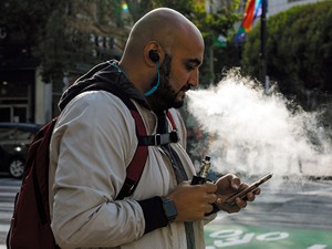 アメリカで広がる電子たばこ「ベイピング」　増える肺疾患、死者も出た