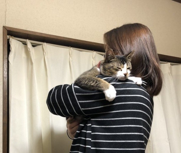 抱っこ中には、名前にメロディをつけて歌った