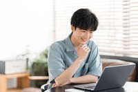 シラバスを読んで履修する授業を選ぶ大学生　※画像はイメージです（lielos/stock.adobe.com）