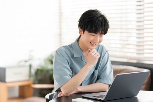 シラバスを読んで履修する授業を選ぶ大学生　※画像はイメージです（lielos/stock.adobe.com）