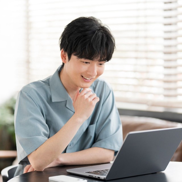 シラバスを読んで履修する授業を選ぶ大学生　※画像はイメージです（lielos/stock.adobe.com）