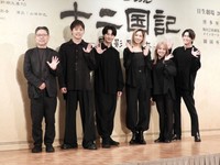 東京での」会見に出席した（左から）演出の山田和也氏、牧島輝、太田基裕、柚香光、加藤梨里香、相葉裕樹