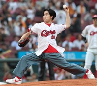 始球式を務める鈴木福＝マツダスタジアム