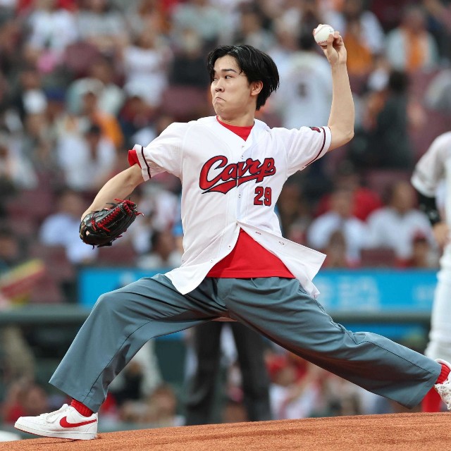 始球式を務める鈴木福＝マツダスタジアム