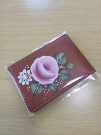 運転手の奥様の描いたイラスト入りの名刺入れ（みかさんSUN提供）