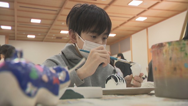 香川県の伝統的工芸品の制作を体験できるイベントが開かれる　高松市