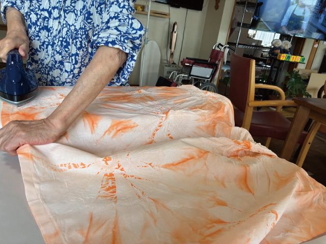 染めた布にアイロン