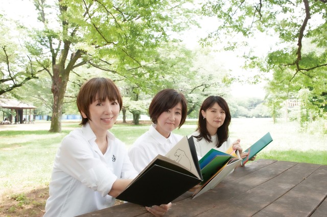 親友同士、初めての朗読劇に挑む（左から）渡辺満里奈、長谷川真弓、中江有里（撮影・サリー久保田）