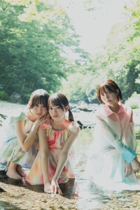 『グラビアンエイジ』裏表紙は「Rain Tree」の綾瀬ことり・吉川海未（よしかわ うみ）・鈴野みお