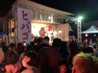 夏祭りの夜、ステージに登壇したヒバゴンを一目見ようと地元住民らが詰めかけた＝広島・西城町