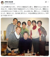 昔昔亭桃太郎さん（中央）。左は笑福亭鶴瓶＝昔昔亭桃太郎さんのX（@momotaka0520）より