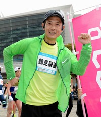 初マラソンを好タイムでゴールしポーズを決める鶴見辰吾＝2015年