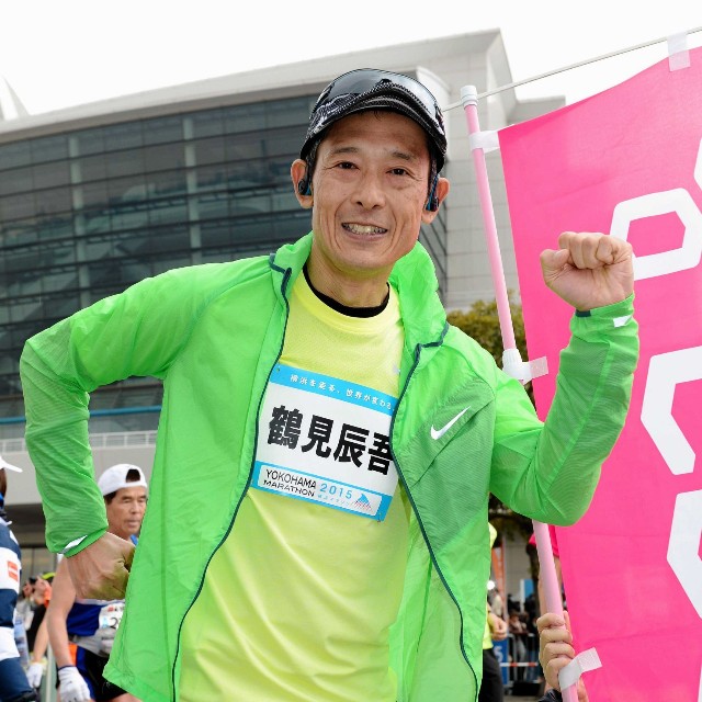 初マラソンを好タイムでゴールしポーズを決める鶴見辰吾＝2015年