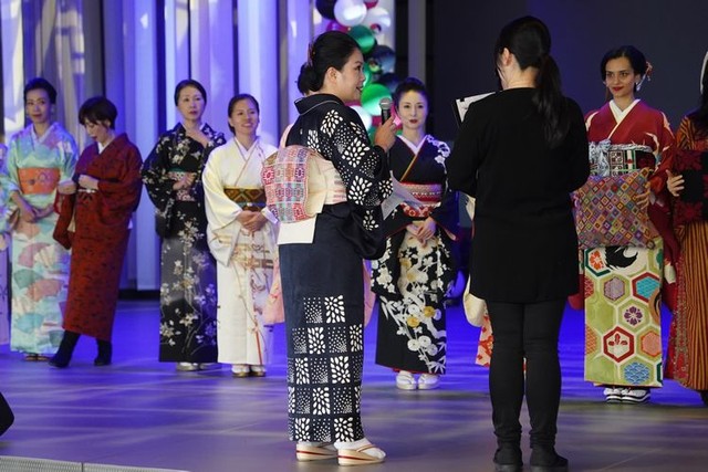 大阪万博のパレスチナのナショナルデーにあわせたファッションショーのリハーサルの様子=2025年6月1日、大阪市、荒ちひろ撮影