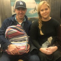 クリス・フィッシャー（左）とエイミー・シューマー