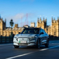 ロンドンを走る自動運転タクシーのテスト車のフォード・マスタング・マッハE