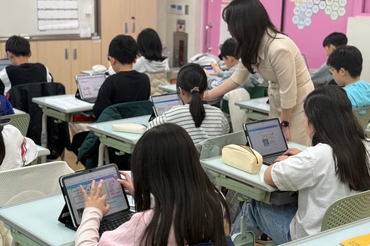 小学5年生を教えるキム・ジンジュ教諭