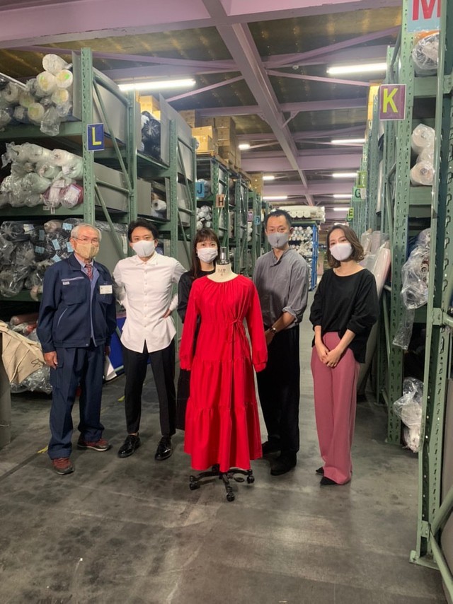 ヤギの倉庫を訪れた西側氏（左から３番目）＝提供写真