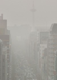  「乾いた空気」を運ぶ移動性高気圧は、黄砂ももたらす。黄砂でぼんやりとかすんだ烏丸通と京都タワー（２００７年４月２日、京都新聞社屋上から南を臨む） 