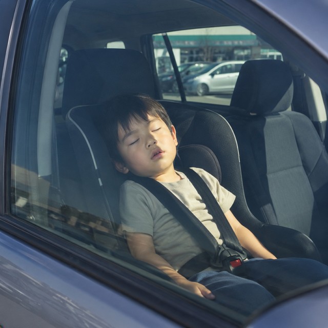 車内放置されている子どもを発見したときどうすればいい？　※この画像はAdobe Fireflyで作成したイメージです