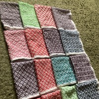 ひと針ひと針すべて手縫いのため、例え同じ柄でも雰囲気が異なるところが面白い！優しい風合いの刺し子ふきん（提供：黒銀さん）