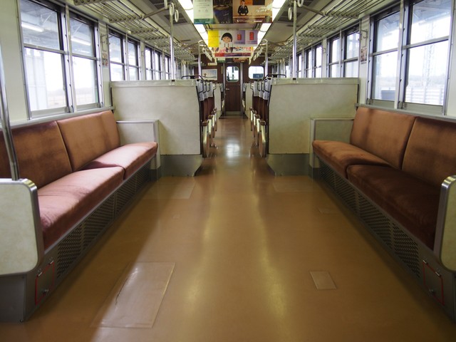 扉付近をロングシート化した車両が存在する