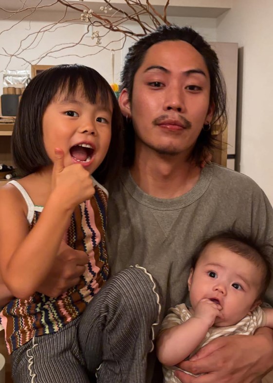 パパとスリーショット！（提供：＠iamasawaさん）
