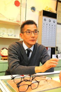 「子育てに寄り添った内容でいいですよね」とまいど子でもカードの認知拡大に意気込むアサヒ眼鏡専門店の畑間勇一さん。
