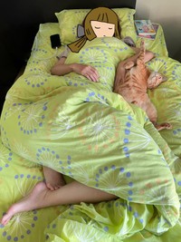 どんな寝相になっても、奥さまにぴったり寄り添って眠る猫の姿がXで話題に（Kyoheiさん提供）