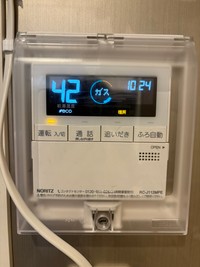 給湯器のスイッチを押せないようにカバーをしないと・・・「自閉症育児」は大変（KOSHIさん提供）