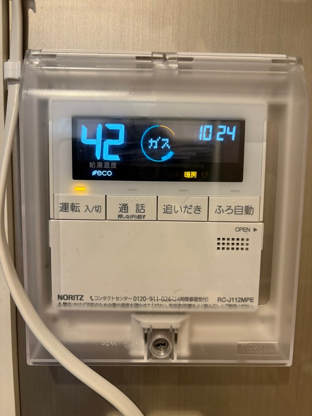 給湯器のスイッチを押せないようにカバーをしないと・・・「自閉症育児」は大変（KOSHIさん提供）
