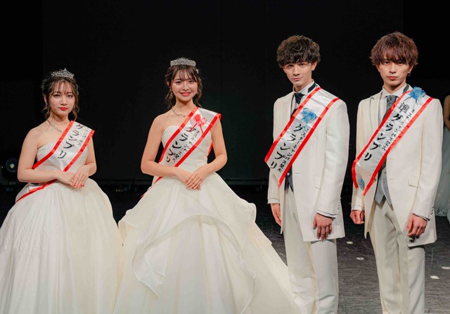 「ミスター＆ミスキャンパス関大2020」でグランプリ、準グランプリに選ばれた（左から）加藤千絢さん、岸本沙季さん、マトバマテウス学さん、長崎昴さん