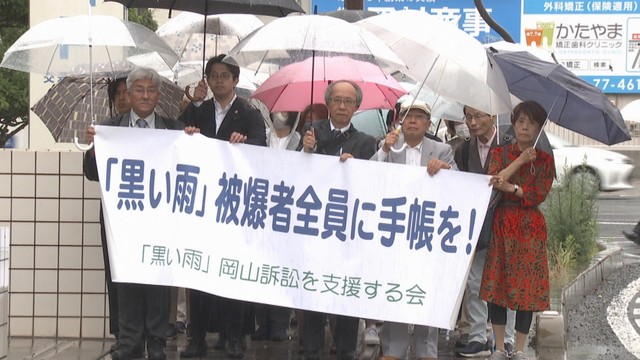 入廷する原告の弁護団　岡山地裁