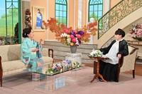 黒柳徹子さん（右）とトークを展開する山村紅葉さん