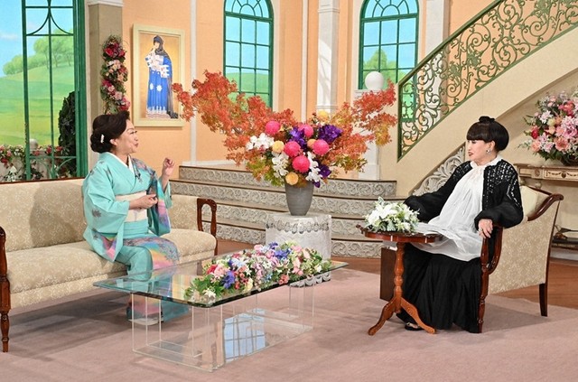 黒柳徹子さん（右）とトークを展開する山村紅葉さん
