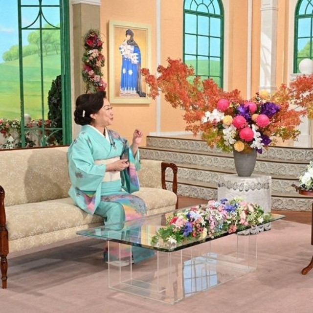 黒柳徹子さん（右）とトークを展開する山村紅葉さん