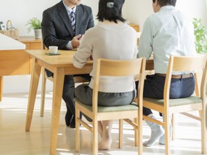 家族信託はどこに頼むとよい？ 　相談すべき専門家の選び方やメリット、費用を解説