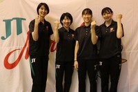 左から吉原知子監督、小幡真子主将、林琴奈、籾井あき
