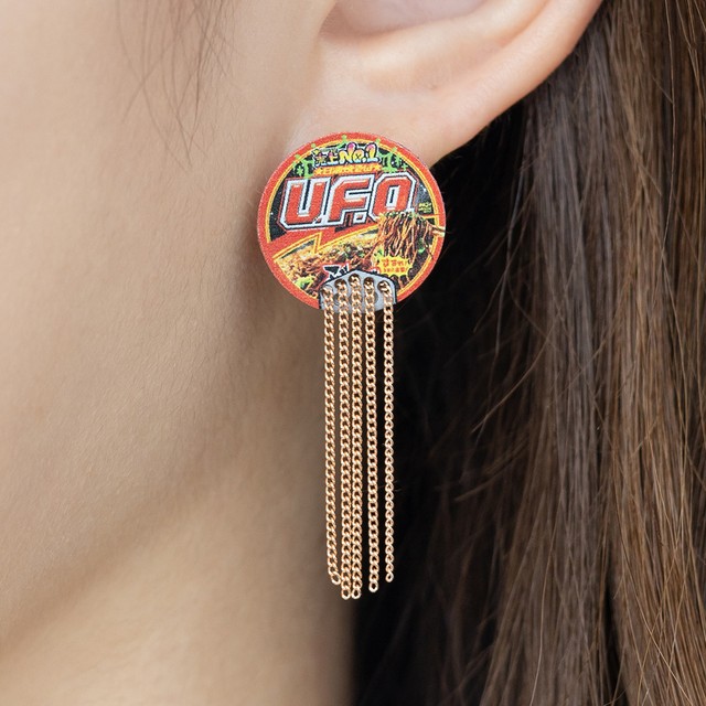 カップ焼きそばの湯切りシーンを再現したピアス（日清食品提供）