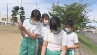 「暑さ指数」を測定する児童たち
