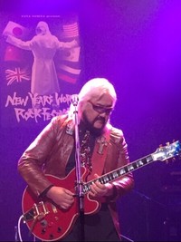 バークリー音楽大卒のギタリストとしても活躍するミュージシャン兼プロレスラーの雷神矢口