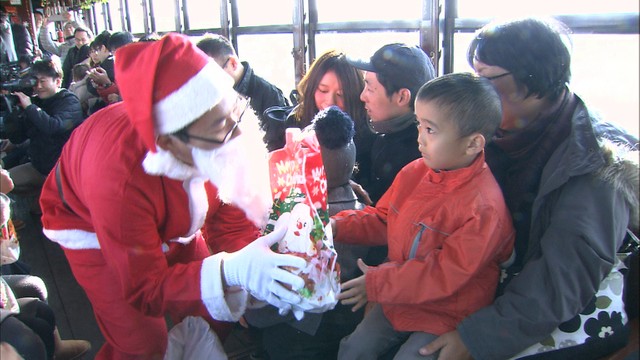 クリスマス電車で一足早いプレゼント　岡山市