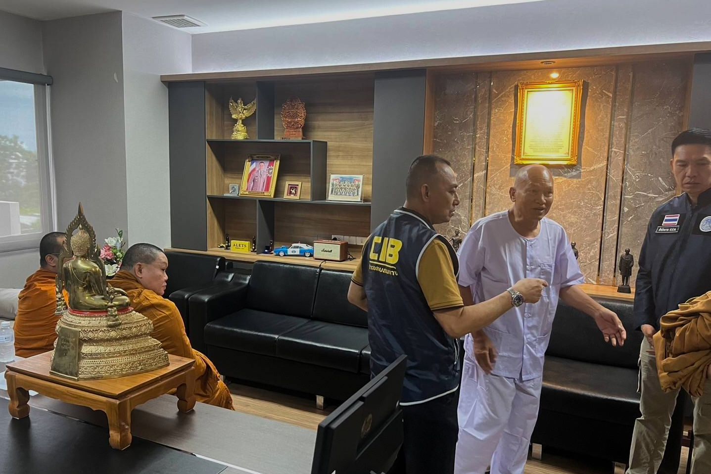Thailändischer Mönch, der ein AIDS-Hospiz gründete, wegen Veruntreuung ...