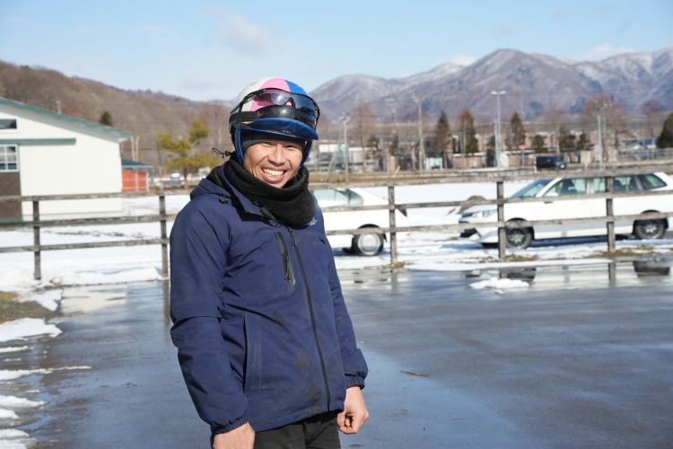 「競馬がもたらす興奮にひかれる」と話す藤井健太さん=2026年2月19日、北海道浦河町、高久潤撮影