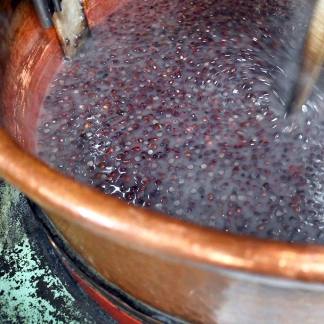 餡は熱伝導に優れた銅釜で、じっくりと炊き上げます