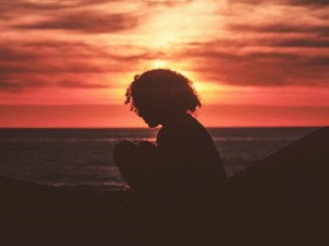 祖母の膝の上で笑う私。祖父の記憶に残るその姿は、愛されていた証