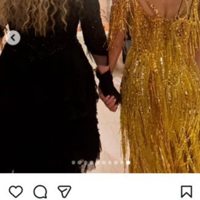 スティーヴィー・ニックス（左）と手をつないで登場したサブリナ・カーペンター＝サブリナ・カーペンターのインスタグラム＠sabrinacarpenterより