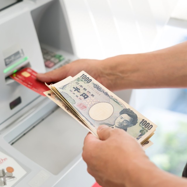 金利VS手数料…　※画像はイメージです（naka/stock.adobe.com）