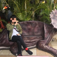 ベンチに腰掛ける友人、隣は空いたまま／まっこに（@makko1_official）さん提供