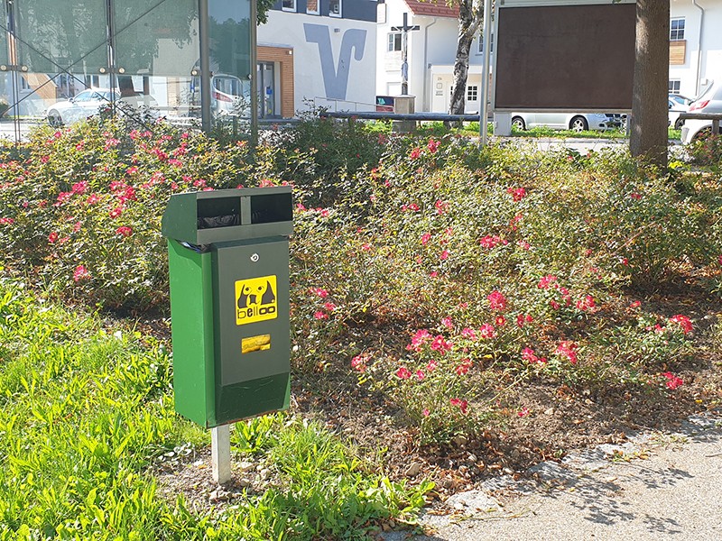 市街地に設置されているドッグステーション（うんちポスト）。犬税が使われている